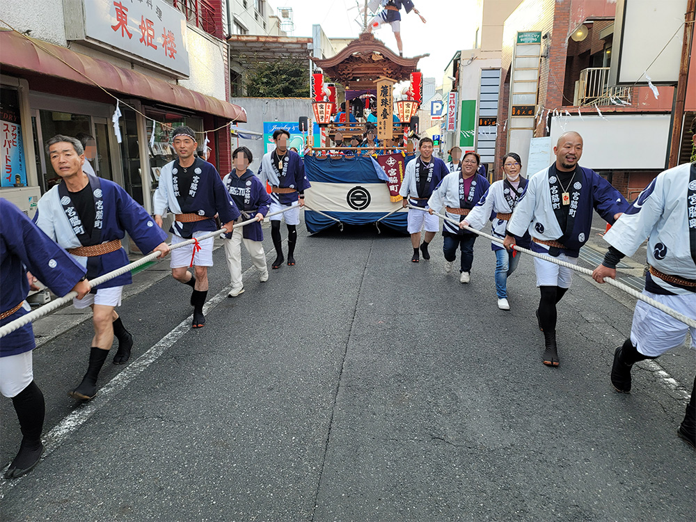 2023年の徳守大祭の地車を引っ張っている写真