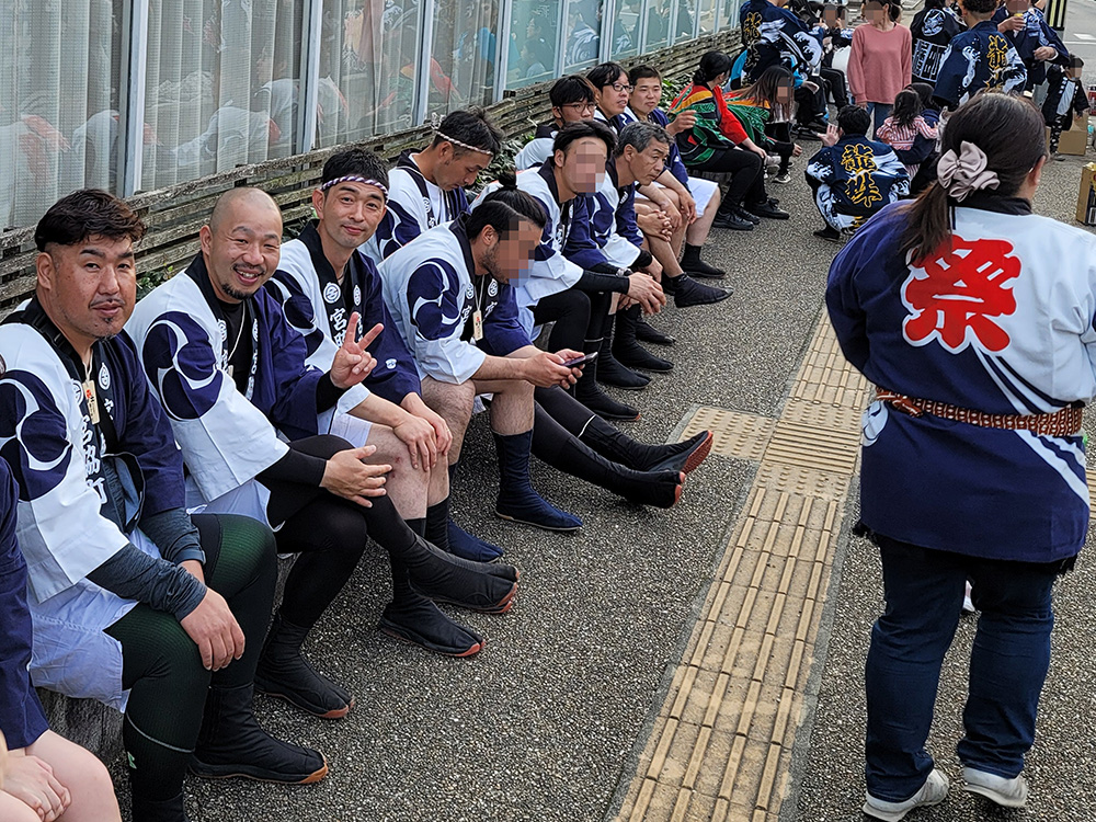 2023年の徳守神社の秋祭りの休憩中の写真